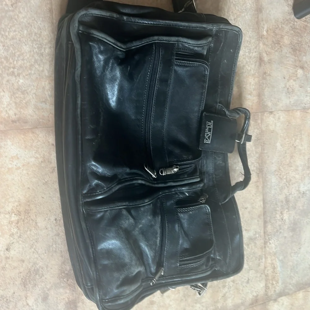 Tumi zipper pockets